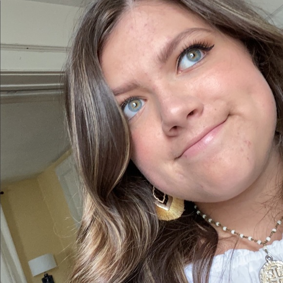 Meet your Posher, Gabriella - Picture 2 of 4